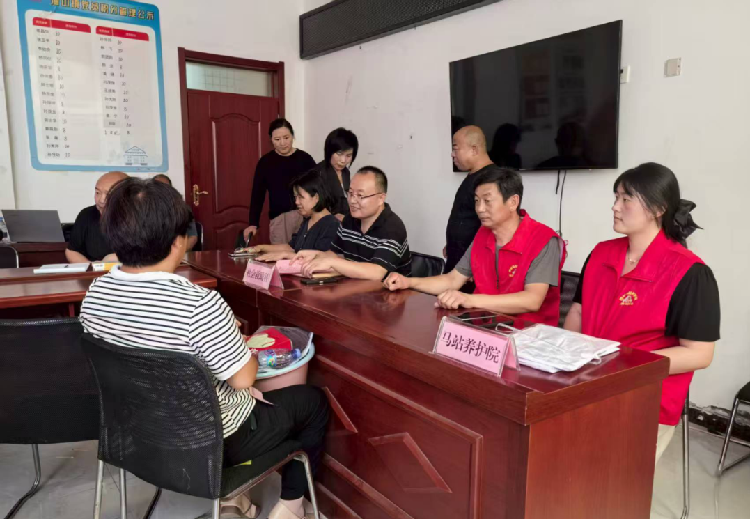 銀發(fā)經(jīng)濟(jì)促消費(fèi)，養(yǎng)老服務(wù)進(jìn)社區(qū)——縣民政局開展社會(huì)經(jīng)濟(jì)咨詢活動(dòng)